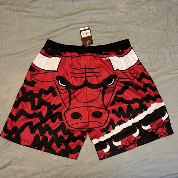 Mitchell & Ness Chicago Bulls 1996 NBA Finals Jumbotron Shorts - Picture 5 of 7